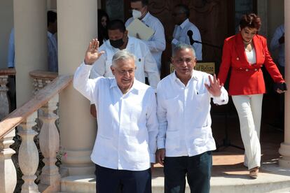 El presidente de México Andrés Manuel López Obrador, y Johnny Briceño, primer ministro de Belice, saludan durante su visita el 7 de mayo de 2022.