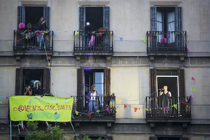 Vecinos de un edificio de la calle de Bailén de Barcelona organizan una fiesta cada viernes.
