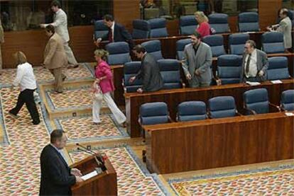 Diputados del PSOE y de IU abandonan sus escaños en el momento en que toma la palabra el tránsfuga Eduardo Tamayo.