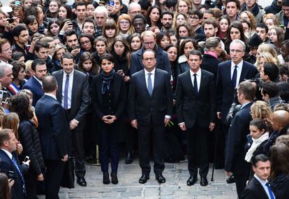 El presidente francés, François Hollande, se trasladó hasta la Universidad de La Sorbona, durante el minuto de silencio.