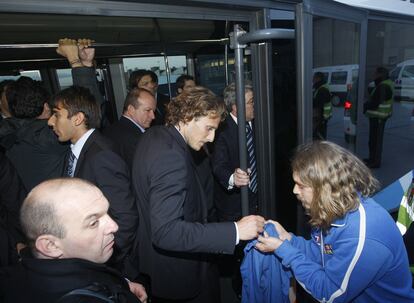 El delantero uruguayo Diego Forlán, fue el héroe de la final con sus dos goles. En la fotografía, el jugador del Atlético de Madrid firma un autógrafo al llegar al aeropuerto de Barajas.