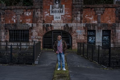Efrén Pontón, junto a la entrada de una antigua mina en Mieres (Asturias), el 6 de febrero. 