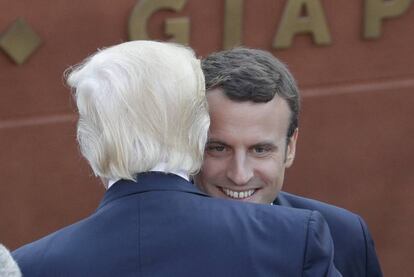 Los presidentes Donald Trump, de espaldas, y Emmanuel Macron en la cumbre del G7 en Italia