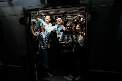 Argentinos abordan el metro de Buenos Aires después del triunfo.
