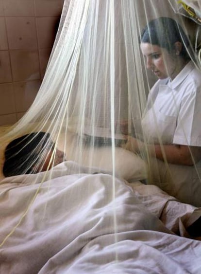 Una enferma de dengue es atendida en un hospital de Paraguay.