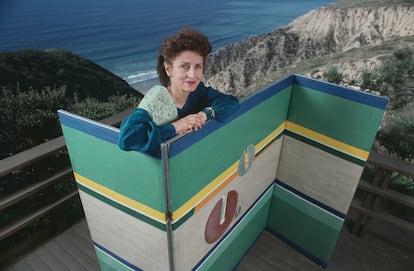 La pintora Françoise Gilot, con su obra en San Diego (Estados Unidos).