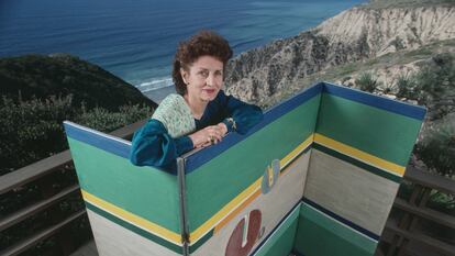 La pintora Françoise Gilot, con su obra en San Diego (Estados Unidos).
