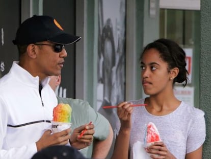 Mal&iacute;a Obama conversa con su padre el verano pasado. 