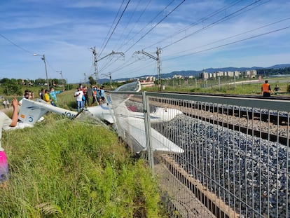 Una avioneta ha caído en las vías del tren en Sabadell (Barcelona).