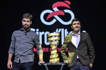 Sagan, a la izquierda, y Carapaz flanquean el trofeo del Giro.