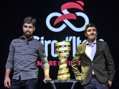 Sagan, a la izquierda, y Carapaz flanquean el trofeo del Giro.