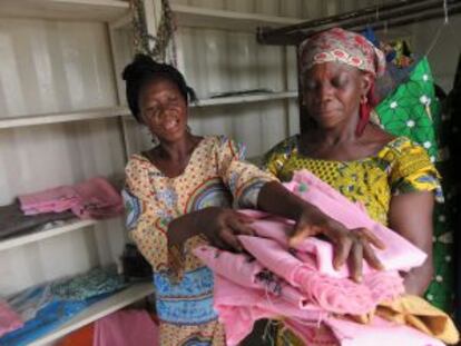 Martine Lodjindene y Antonette Nekaoukaya en la tienda de venta de ropa de la Asociación de Mujeres Víctimas de la Fístula.