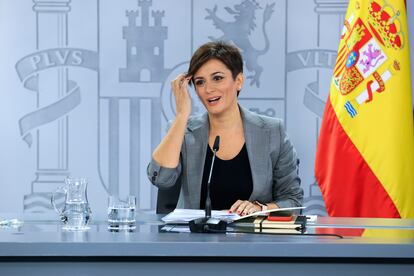 La ministra de Política Territorial y portavoz del Gobierno en funciones, Isabel Rodríguez, durante la rueda de prensa de este martes en La Moncloa.