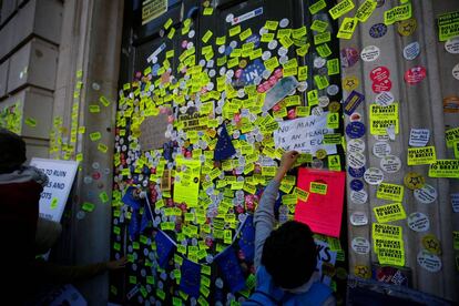 Los manifestantes han colocado pegatinas amarillas en la puerta de la Oficina del Gabinete de Reino Unido, durante la protestas contra el Brexit este sábado en Londres.