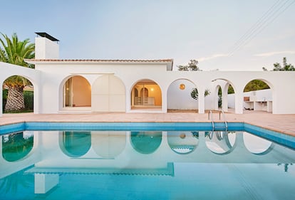 El arco, que era una forma geométrica muy presente en la casa original, se potenció con nuevas aberturas y también en muros añadidos a modo de arcadas, que distribuyen mejor la zona ajardinada y la piscina.