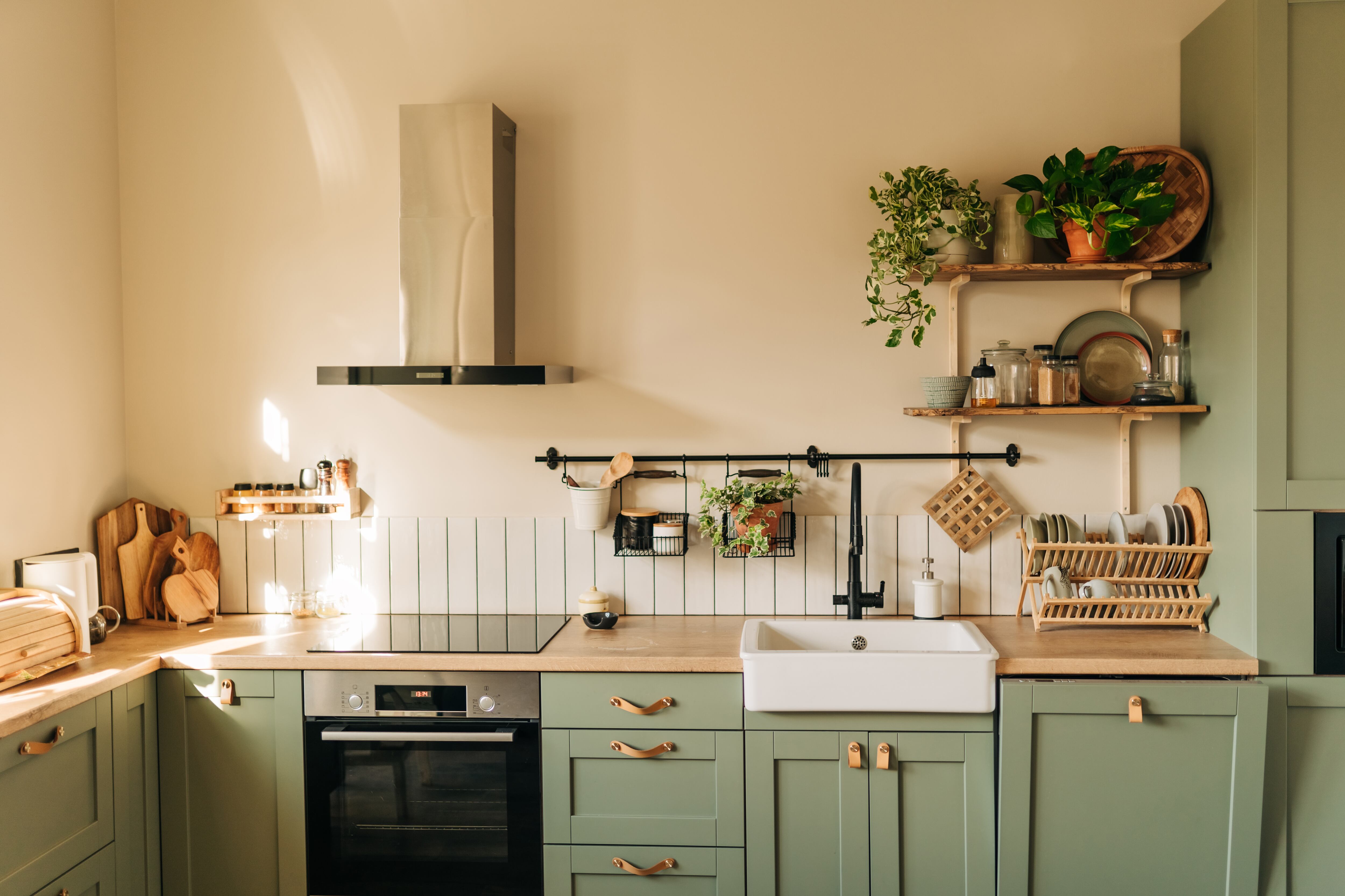 Cocina con estantes a la vista.