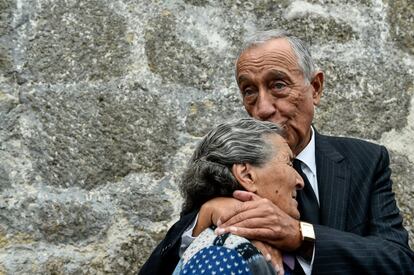 El presidente luso, Marcelo Rebelo de Sousa, besa a una mujer mientras llora, durante una visita a los municipios del centro del país afectados por los incendios forestales de la semana pasada, en Santa Comba, Vouzela (Portugal).