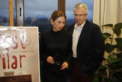 Pilar del Río y Baltasar Garzón, junto al cartel de la película<b><i> José y Pilar, </b></i>en el Festival Internacional de Cine Político de Ronda.