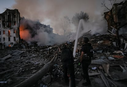Los bomberos tratan de sofocar un incendio en la ciudad ucrania de Kramatorsk tras un ataque ruso.