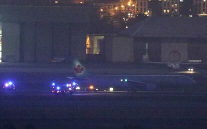 El avión de Air Canada, tras aterrizar en Barajas. El aparato ha sobrevolado el sur de Madrid durante cerca de cuatro horas, vaciando parte de sus tanques de combustible para poder realizar el aterrizaje.
