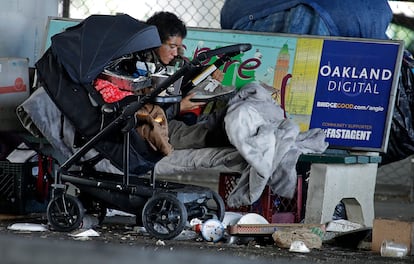 Una persona sin hogar, este martes en Oakland, California.