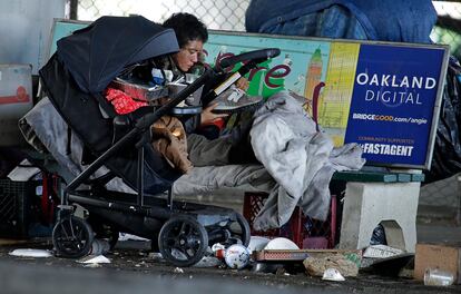 Una persona sin hogar, este martes en Oakland, California.