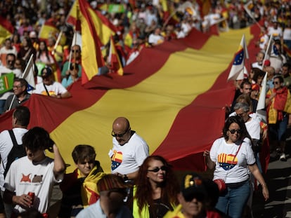 Militantes de Ciudadanos portan una bandera de España en la manifestación del Doce de Octubre.