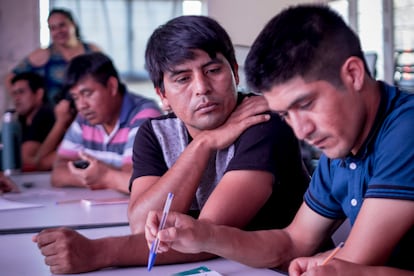 Adultos reciben clases de educación bilingüe en la Escuela de Enseñanza Secundaria #1.