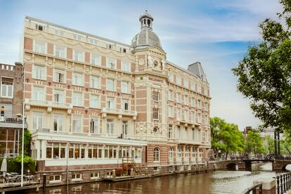 Dos estrenos en Ámsterdam: 
Con 900.000 bicicletas en Ámsterdam para una población de casi 882.000 habitantes, dónde aparcarlas es un reto que alivia el nuevo parking del estudio wUrck, construido bajo el agua frente a la emblemática Estación Central de la ciudad holandesa. A este estreno se suma el renovado Tivoli Doelen Amsterdam Hotel, en el que era el alojamiento más antiguo de la capital neerlandesa, en un edificio del siglo XVII. En su suite Rembrandt cuelga una copia de La ronda de noche donde estuvo el original antes de su traslado al Rijksmuseum.