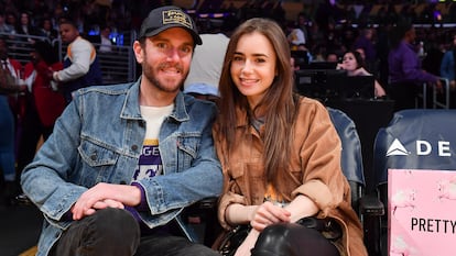 Lily Collins y Charlie McDowell, en un partido de baloncesto en el Staples Center de Los Ángeles, California, celebrado el 13 de enero de 2020.