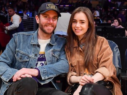 Lily Collins y Charlie McDowell, en un partido de baloncesto en el Staples Center de Los Ángeles, California, celebrado el 13 de enero de 2020.