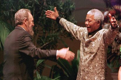 El presidente Nelson Mandela recibe efusivamente a Fidel Castro durante la XII Cumbre de Países No Alineados en Durban, Sudáfrica, el 2 de septiembre de 1998.