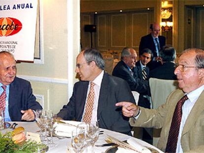 Montilla, en el centro, conversa con Francisco Francés (a su izquierda) y Carlos Pérez de Bricio, directivos de Sercobe.