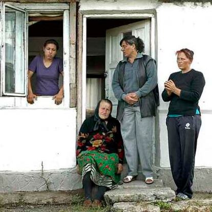 La madre de Marian Mirita, sentada, sus hermanas (a la derecha) y su hija, en su casa en Targoviste.
