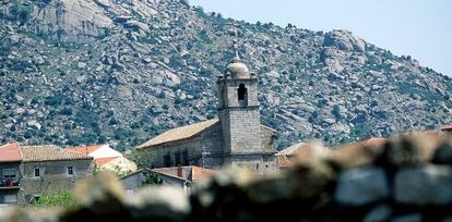 Iglesia de Zarzalejo, al fondo, las sierras conocidas como Las Machotas, en Madrid.
