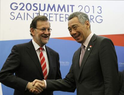 El presidente del Gobierno español, Mariano Rajoy (i), junto al primer ministro de Singapur, Lee Hsien Loong, durante la reunión que ambos han mantenido en San Petersburgo, en el marco de la cumbre del G20.