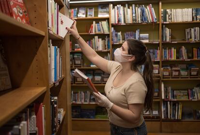 Una empleada de una librería de Barcelona prepara un envío de libros durante Sant Jordi, el pasado 22 de abril.