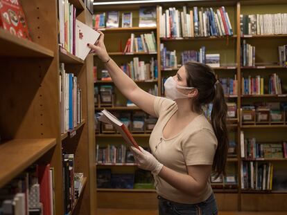 Una empleada de una librería de Barcelona prepara un envío de libros durante Sant Jordi, el pasado 22 de abril.