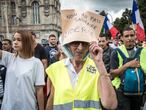 Paris (France), 31/07/2021.- A protester wearing a a yellow vest and a hat reading 'No to the Health Pass' during a demonstration against the COVID-19 health pass which grants vaccinated individuals greater ease of access to venues in France, in Paris, France, 31 July 2021. Anti-vaxxers, joined by the anti-government 'yellow vest' movement, are demonstrating across France for the third consecutive week in objection to the health pass, which passed by the French parliament as a proof of vaccination against Covid-19, a recent negative Covid test, recent recovery from Covid is now mandatory for people to visit leisure and cultural venues. (Protestas, Francia) EFE/EPA/CHRISTOPHE PETIT TESSON