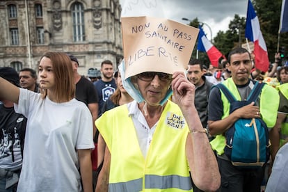 Manifestantes con chalecos amarillos protestan contra el certificado sanitario el 31 de julio en París.