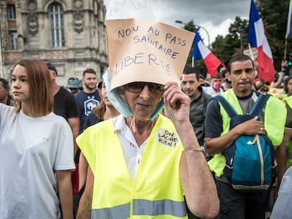 Manifestantes con chalecos amarillos protestan contra el certificado sanitario el 31 de julio en París.