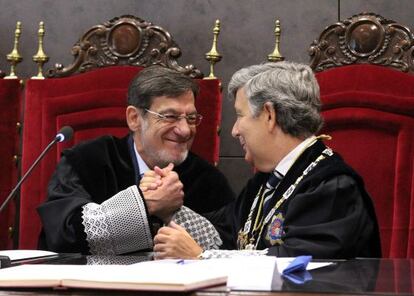 Juan Luis Ibarra recibe la felicitación de Manuel Fernández, vocal del Consejo General del Poder Judicial, durante su toma de posesión como presidente del Tribunal Superior vasco.