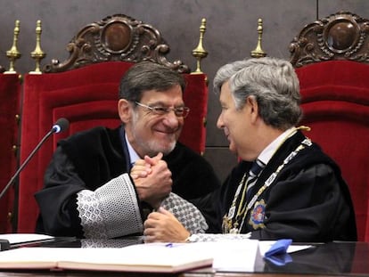 Juan Luis Ibarra recibe la felicitación de Manuel Fernández, vocal del Consejo General del Poder Judicial, durante su toma de posesión como presidente del Tribunal Superior vasco.