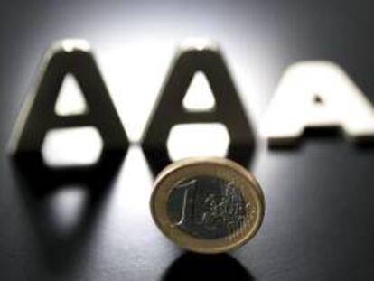 En la imagen, una moneda de euro junto a tres letras "A", una de las cuales aparece tumbada. EFE/Archivo