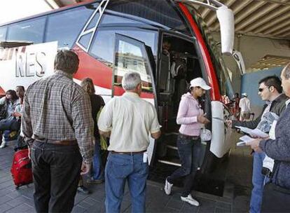 Varios trabajadores reparten octavillas entre los viajeros de un servicio mínimo la línea Madrid-Trujillo-Navalmoral de la Mata.