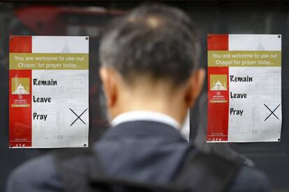 Un hombre contempla un cartel en un puesto de votación en Londres.