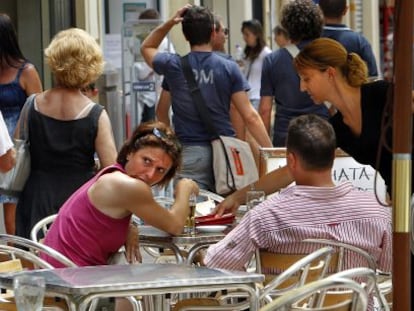 Clientes en una terraza de Valencia.