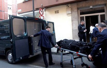 Traslado del cadáver de la mujer de 41 años, hallado este lunes por la Policía Local de Gijón en el barrio gijonés de La Calzada. 