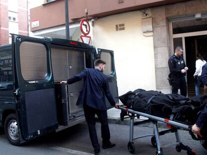 Traslado del cadáver de la mujer de 41 años, hallado este lunes por la Policía Local de Gijón en el barrio gijonés de La Calzada. 