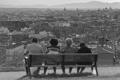 Atardecer desde el parque de Cerro del Tío Pío, también conocido como de las Siete Tetas, en Vallecas en 1995. Imagen perteneciente a la serie 'Ciudad tristeza'.